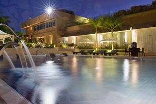 Hotel-Barcelo-Lina-Pool-by-night